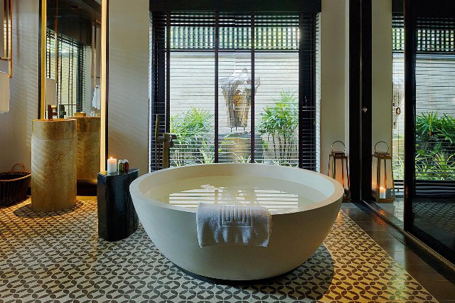 freestanding bathtub