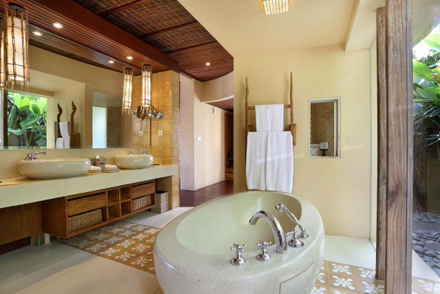 freestanding bathtub