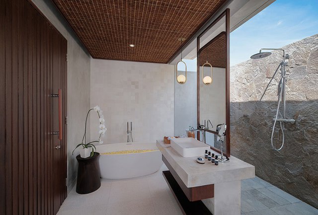 freestanding bathtub
