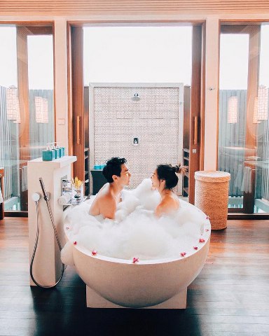 freestanding bathtub